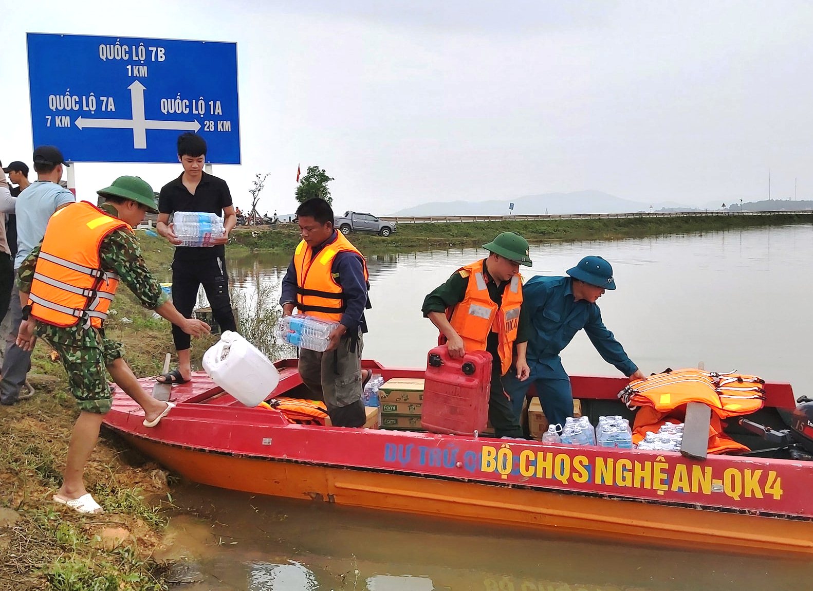 LLVT Quân khu 4 giúp người dân khắc phục hậu quả mưa lũ